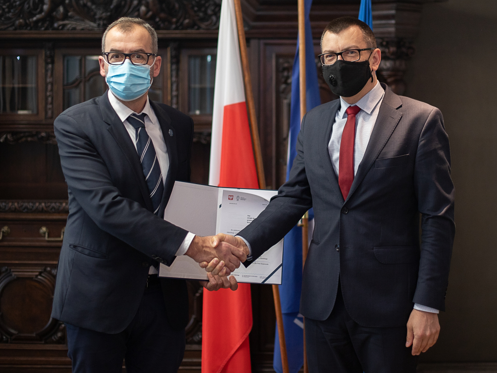 Rektor UG, prof. Piotr Stepnowski wręcza nominację dr. hab. Sławomirowi Steinbornowi, prof. UG/fot. Arek Smykowski.