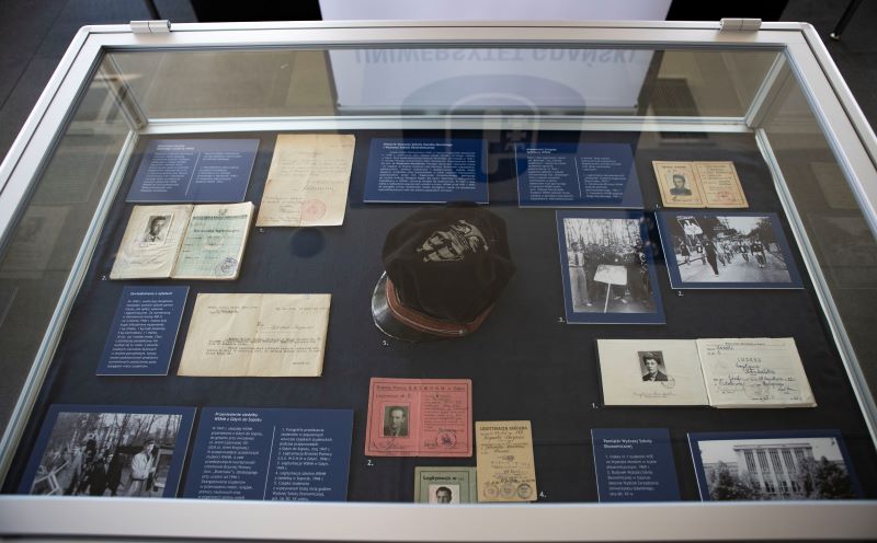Gablota z eksponatami na wystawie Droga do Uniwersytetu