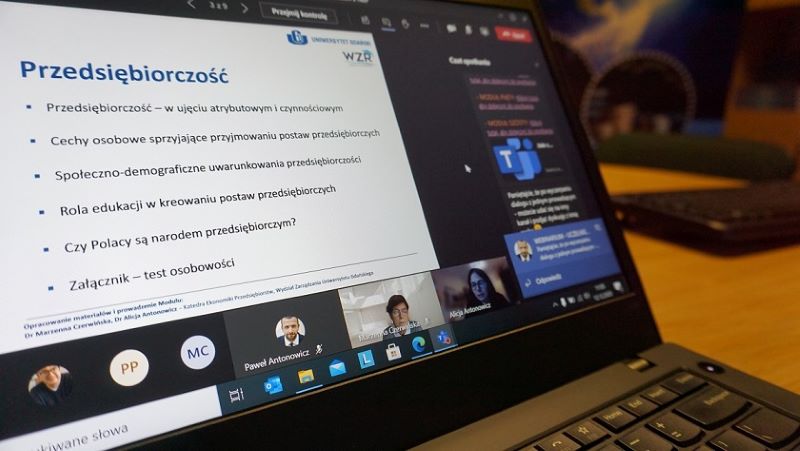 Zdjęcie laptopa z widocznym webinarium