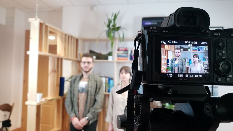 Studenci przed kamerą