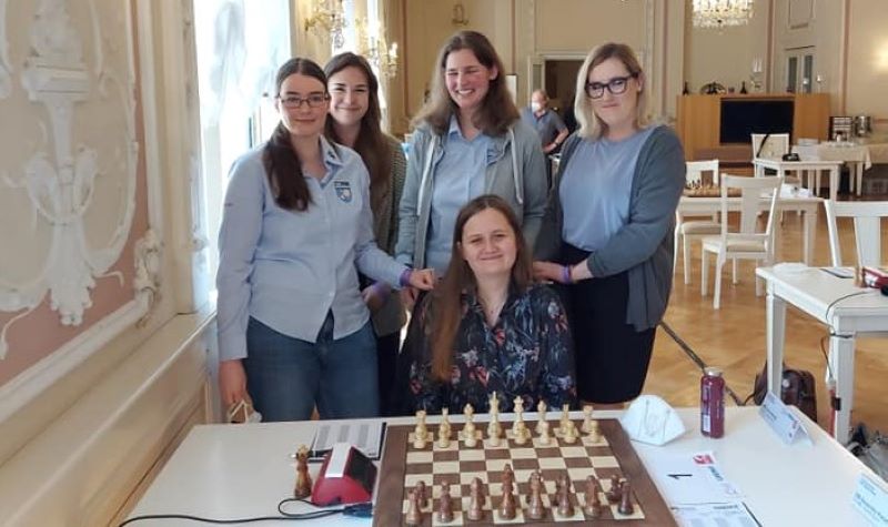 Julia Antolak w otoczeniu koleżanek. Fot. Eberhard Schabel/KS Solny Grzybowo