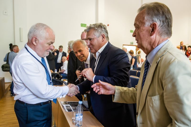 Jan Krzysztof Bielecki wita się z Aleksandrem Kwaśniewskim podczas zjazdu absolwentów sopockich wydziałów UG 25 czerwca 2016 r. 