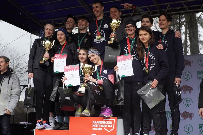 Wspólne zdjęcie zwycięskich drużyn