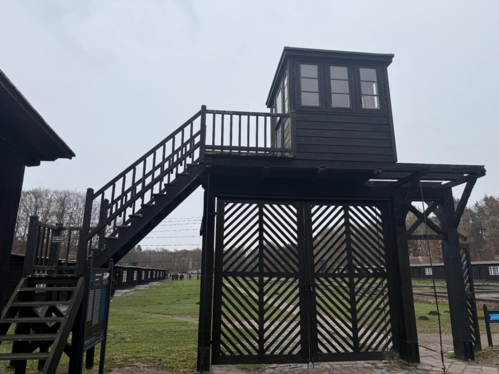 Obchody w Stutthof brama