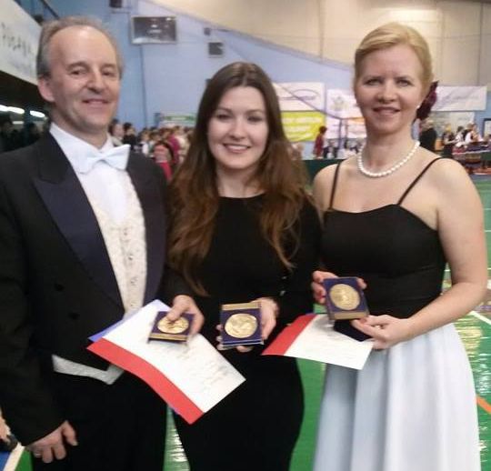 Jacek i Małgorzata Piątek oraz instruktorka z medalami