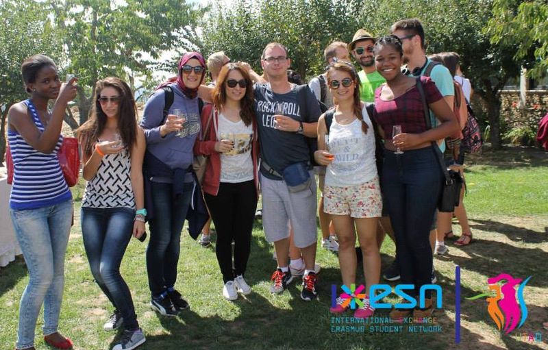 Dawid Kościelniak (w środku) z grupą studentów programu Erasmus