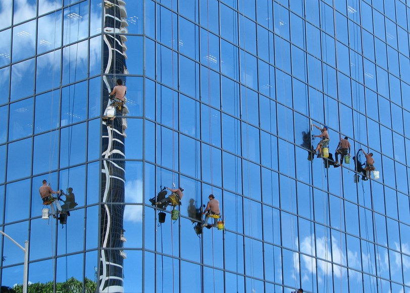 Pracownicy myjący wieżowiec