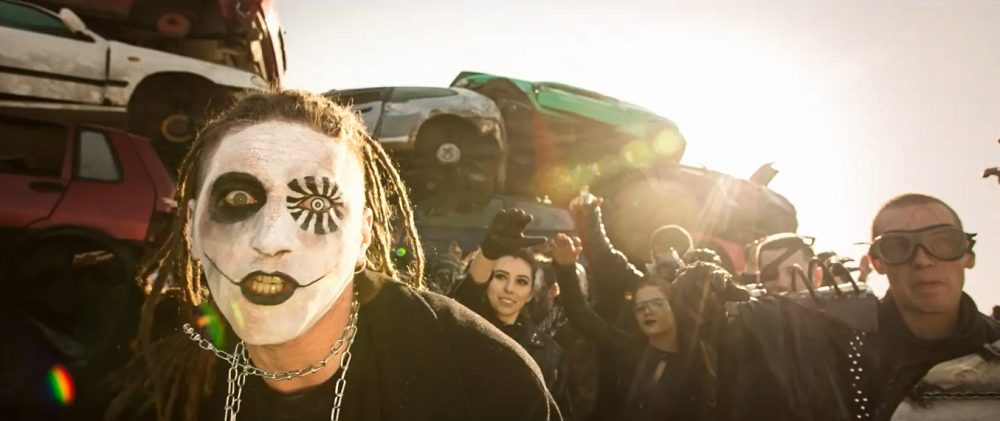 Kadr z klipu duetu Kleszcz & DiNO 