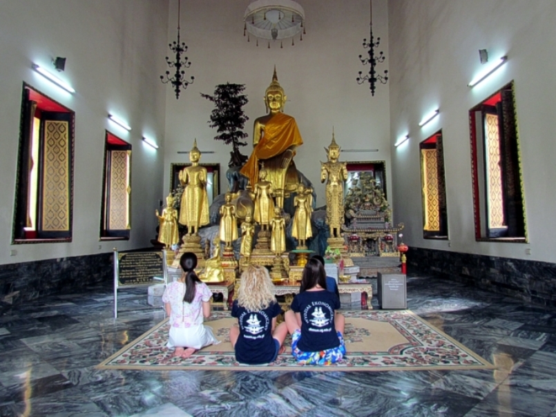 Studentki Wydziału Ekonomicznego w&nbsp;Wielkim Pałacu Królewskim w&nbsp;Bangkoku