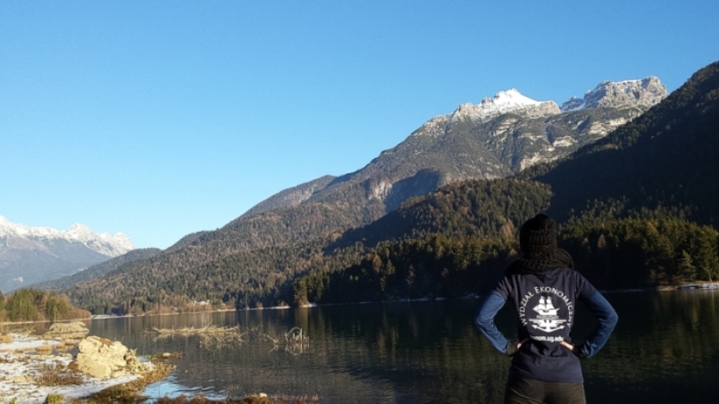 Studentka Wydziału Ekonomicznego przez masywem Tofany we&nbsp;Włoszech