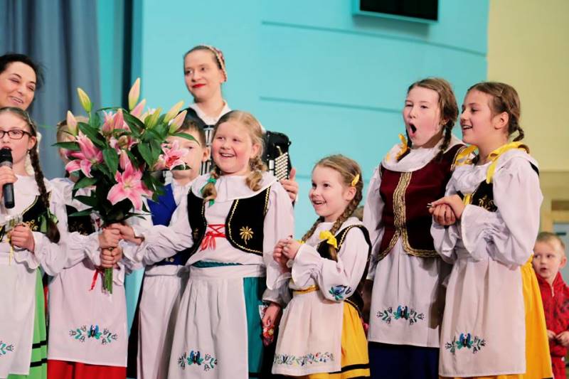 Taneczna grupa dziecięca ZPiT "JANTAR"