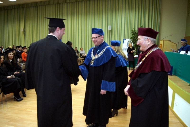 Prof. Krzysztof Dobrowolski wręcza dyplom