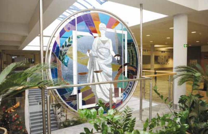 Temida - witraż na WPiA