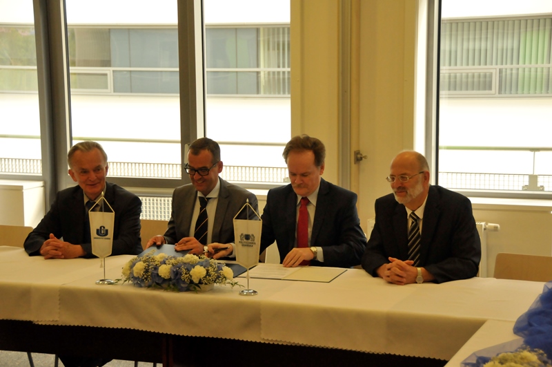 Rektorzy UG i PG oraz dziekani wydziałów chemii UG i PG podpisują umowę. Fot. Andrzej Żurawik