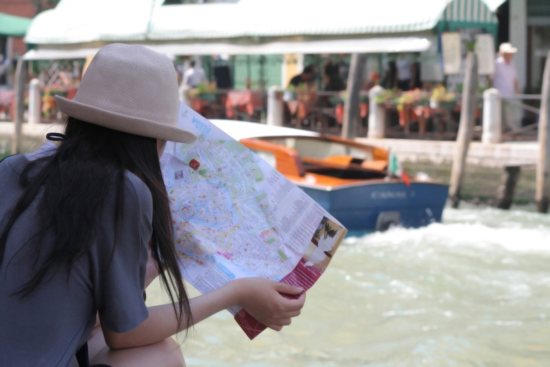 Turystka w Wenecji Fot. Freeimages