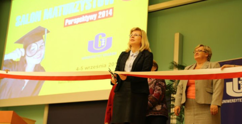 Prof. UG, dr hab. Anna Machnikowska Prorektor ds. Kształcenia, przecina wstęgę inaugurując Salon Maturzystów w&nbsp;2014 roku.