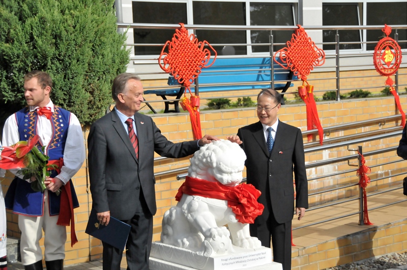 Rektor UG prof. Bernard Lammek oraz&nbsp;Rektor China Youth University of Political Sciences (CYU) prof. Wang Xinging