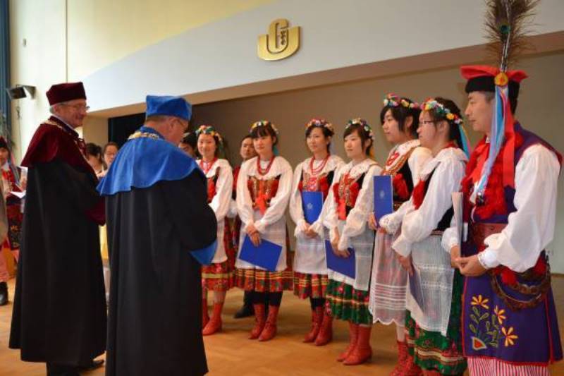 Wręczenie dyplomów chińskim studentom UG