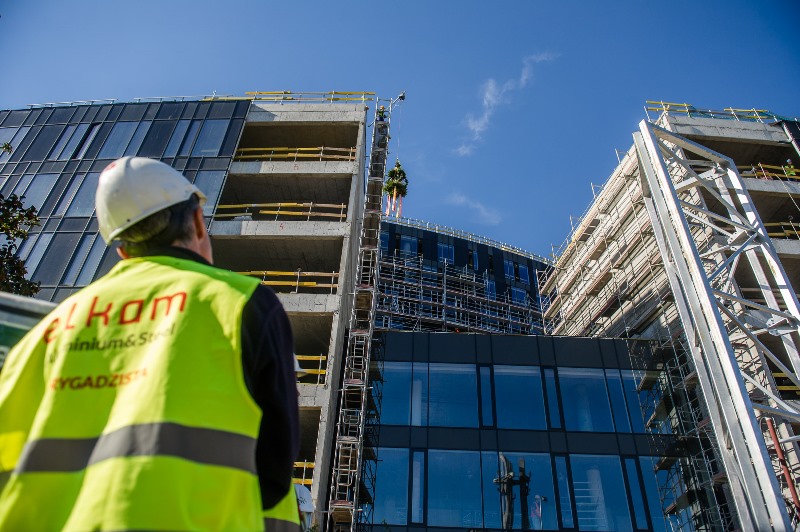 Zawieszenie wiechy na budynku Tryton Business House 