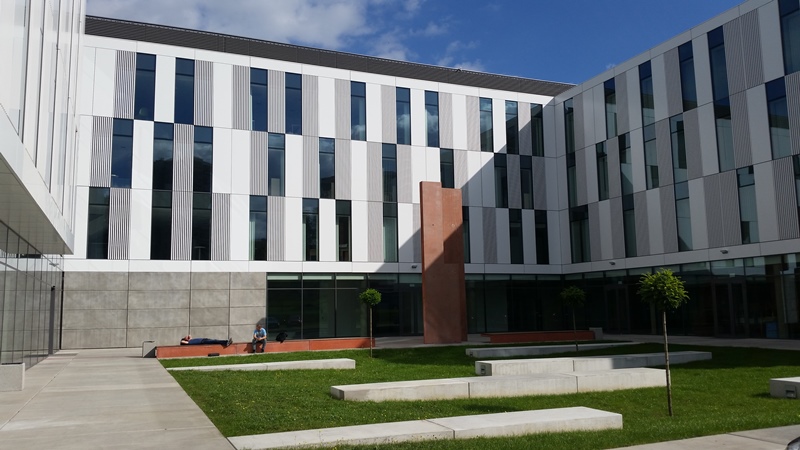 Dziedziniec przed budynkiem Neofilologii