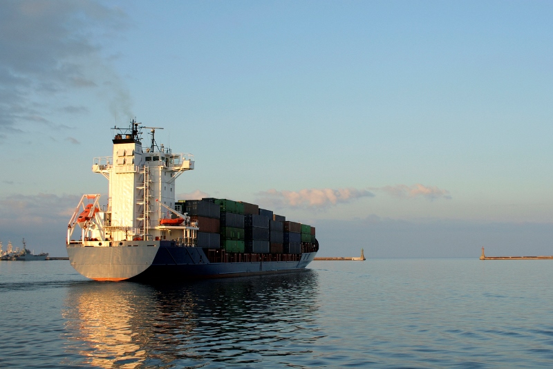 Kontenerowiec wypływający z portu Fot. Freeimages