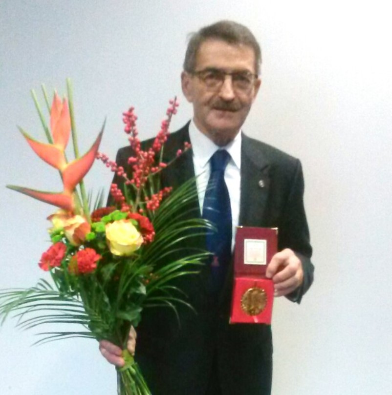 Prof. Jerzy Błażejowski z medalem