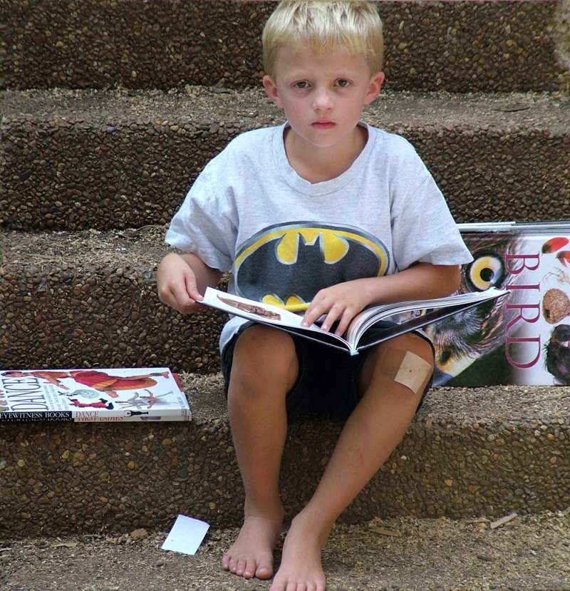 Chłopiec z książkami biologicznymi. Fot. Freeimages