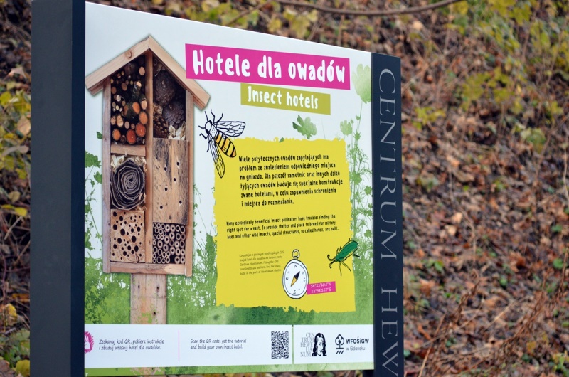 Jedna z tablic ustawionych w Centrum Hewelianum poświęcona hotelom dla owadów