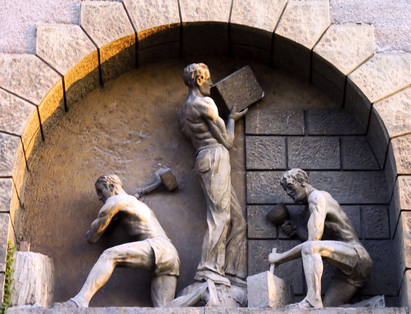 Rzeźba przedstawiająca pracujących mężczyzn Fot. Freeimages