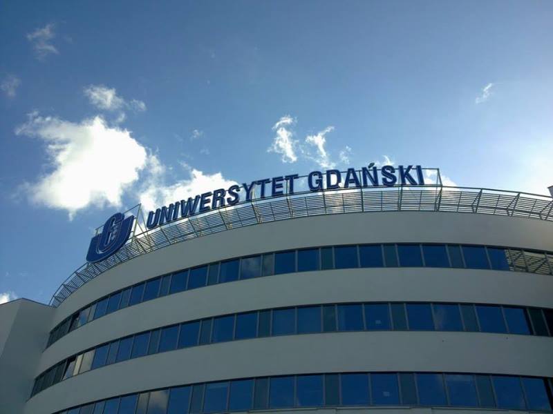 Budynek WNS z napisem Uniwersytet Gdański