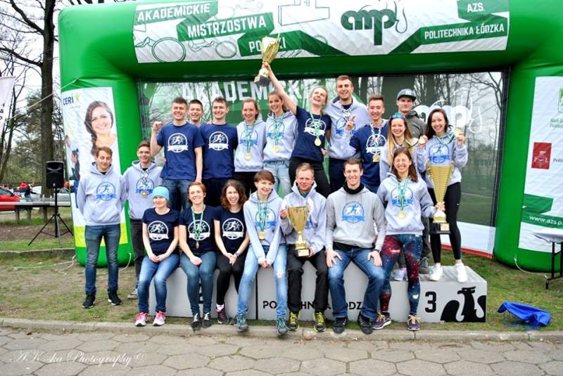 Zawodnicy KU AZS UG z nagrodami na Akademickich Mistrzostwach Polski w Biegach Przełajowych. Fot. Archiwum AZS UG