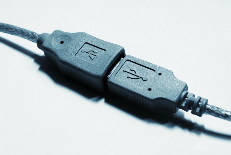 Połączone wtyczki USB Fot. Freeimages
