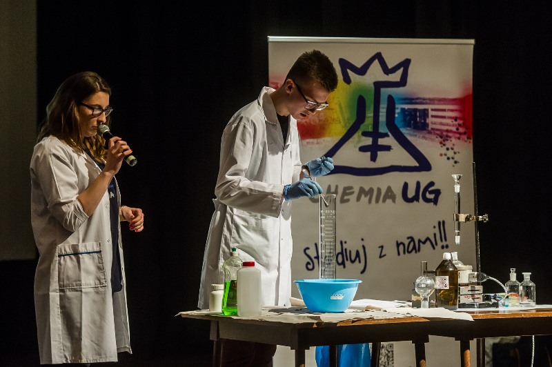 Studenci Wydziału Chemii prezentują doświadczenia.