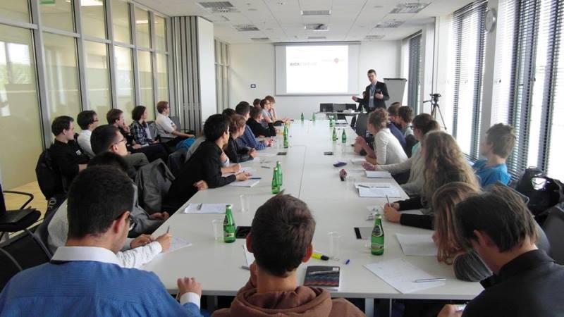 Uczestnicy warsztatów CZMIS PAN i PGZ podczas wykładu dot. crowdsourcingu.