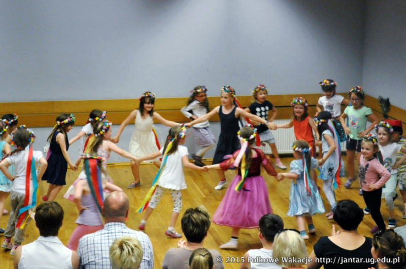 Dzieci tańczą podczas Folkowych Wakacji z Jantarem 2015