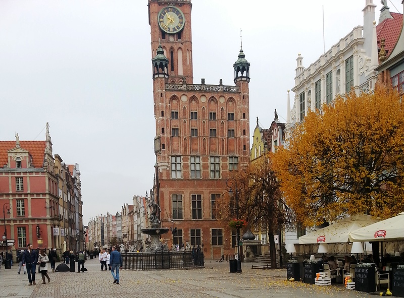 Jesienny widok z Długiego Targu na Studnię Neptuna, Ratusz Głównego Miasta i ul. Długą. Fot. Magdalena Nieczuja Goniszewska
