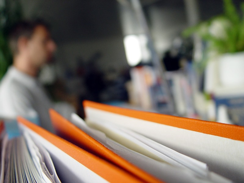 Segregatory i człowiek w tle Fot. Freeimages