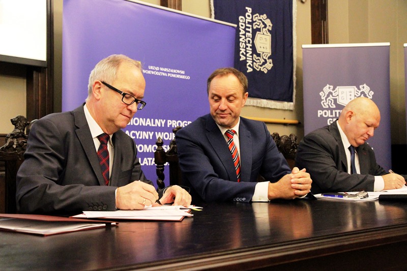 Rektor UG prof. Jerzy Gwizdała, Marszałek Województwa Pomorskiego Mieczysław Struk, Wicemarszałek Wiesław Byczkowski
