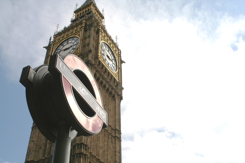 Big Ben i znak londyńskiego metra Fot. Freeimages