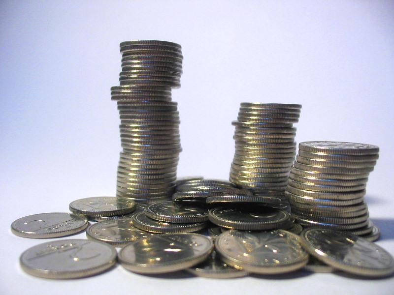 Monety poukładane w stosy Fot. Freeimages