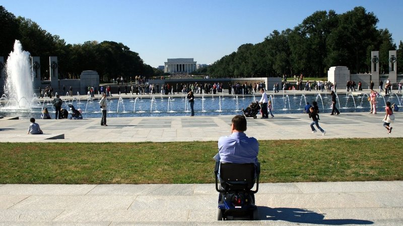 Niepełnosprawny na wózku przed fontaną przed Mauzoleum Abrahama Lincolna w Waszyngtonie Fot. Freeimages