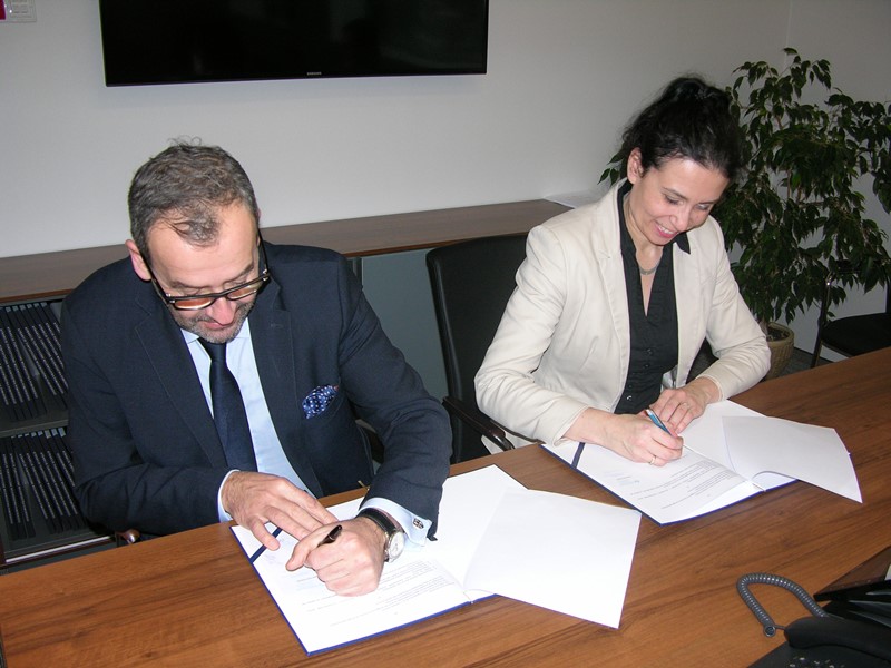 Prof. Piotr Stepnowski, Prorektor ds. Nauki i Współpracy z Zagranicą i Ewa Jasińska  Dyrektor Centrum Nauki EXPERYMENT  w Gdyni.