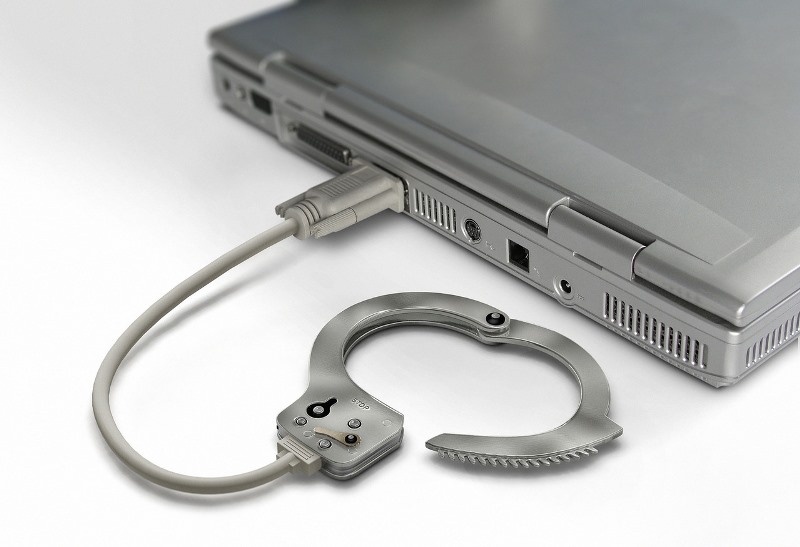 Kajdanki zamiast telefonu podłączonego do&nbsp;laptopa Fot. Freeimages