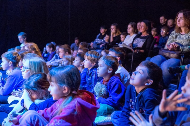 Dzieci na widowni Lekcji Niegrzeczności fot. Dominik Werner