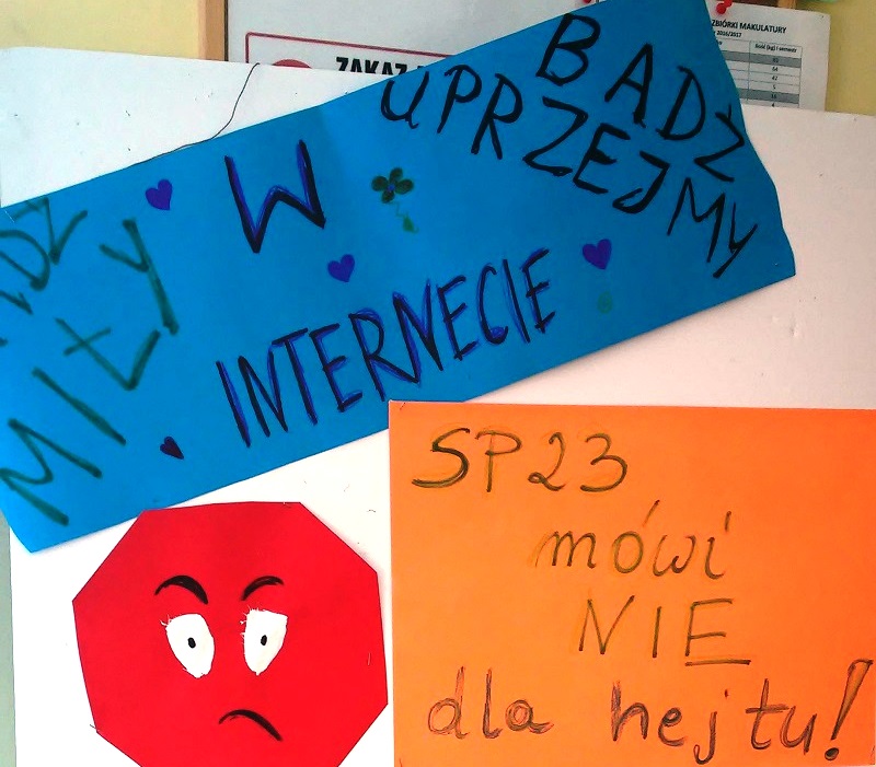 Gazetka ścienna SP 23 dotycząca zachowania w Internecie.