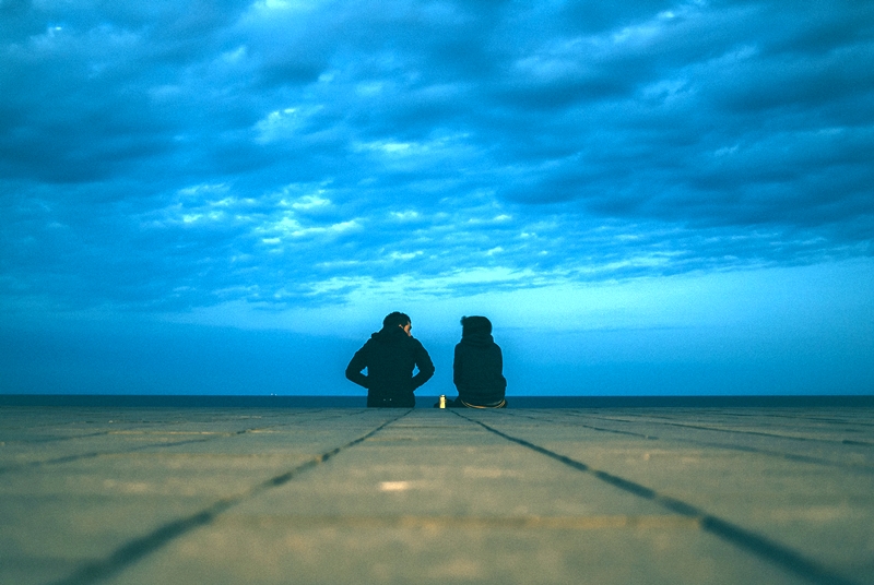 Dwoje ludzi rozmawia na tle nieba Fot. Korney Violin/Unsplash