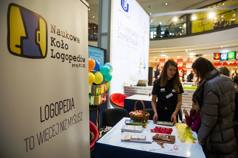 Roll-up Naukowego Koła Logopedów na Uniwersalnej Strefie Nauki w Galerii Bałtyckiej