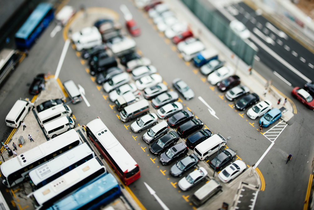 Parking z lotu ptaka Photo by chuttersnap on Unsplash