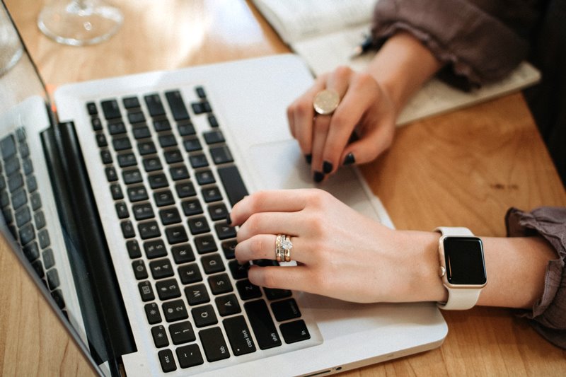 Praca przy laptopie Photo by Christin Hume on Unsplash