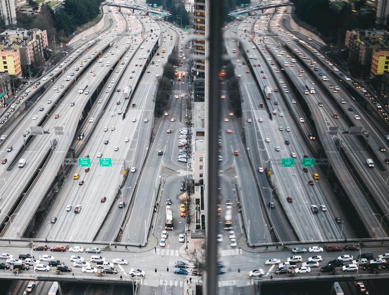 Autostrada w mieście Photo by Andrew Butler on Unsplash
